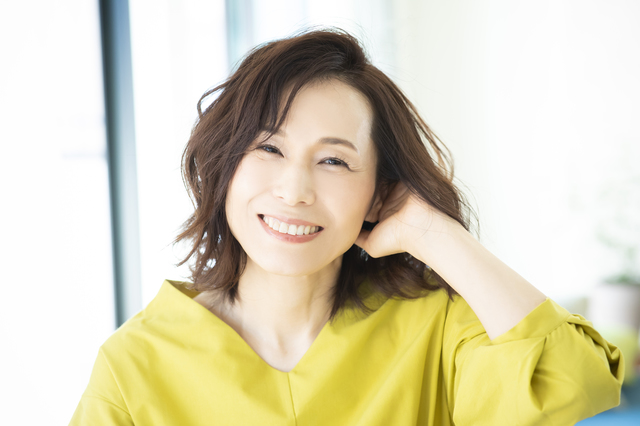 やわらかいカール感が出たミディアムヘアの毛先を近くから写した、パーマの仕上がり写真